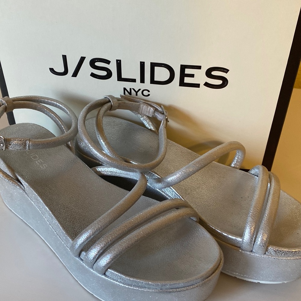 Like new J/SLIDES QUILT Silver Metallic Leather Sandal Shoes with box Size 8